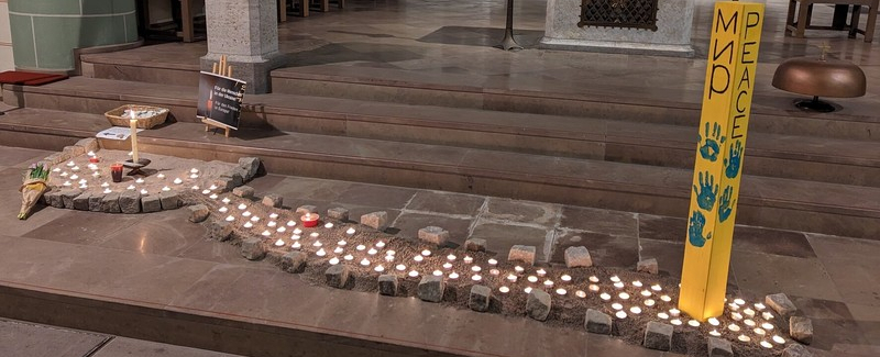 Kerzen für den Frieden, welche im Friedensgebet am 24. Februar 2023 entzündet wurden.