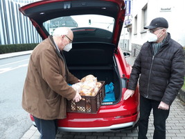 Günter Rotthoff und Gerd Steinebach holen Backwaren ab und bringen sie im Privat-PKW zur Lebensmittelbörse „FairTeiler“, die an jedem Donnerstagnachmittag bei Caritas-Aufwind im Schüldernhof 6 geöffnet ist. Die Zusammenarbeit von Caritaskonferenz und Vinzenzkonferenz mit der Caritas-Koordinatorin klappt ausgezeichnet. Hier wird das Caritas-Jahresmotto „Das machen wir gemeinsam!“ tatsächlich gelebt.